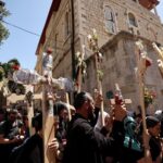 Cientos de personas participan en la procesión del Viernes Santo bajo fuerte seguridad en Jerusalén