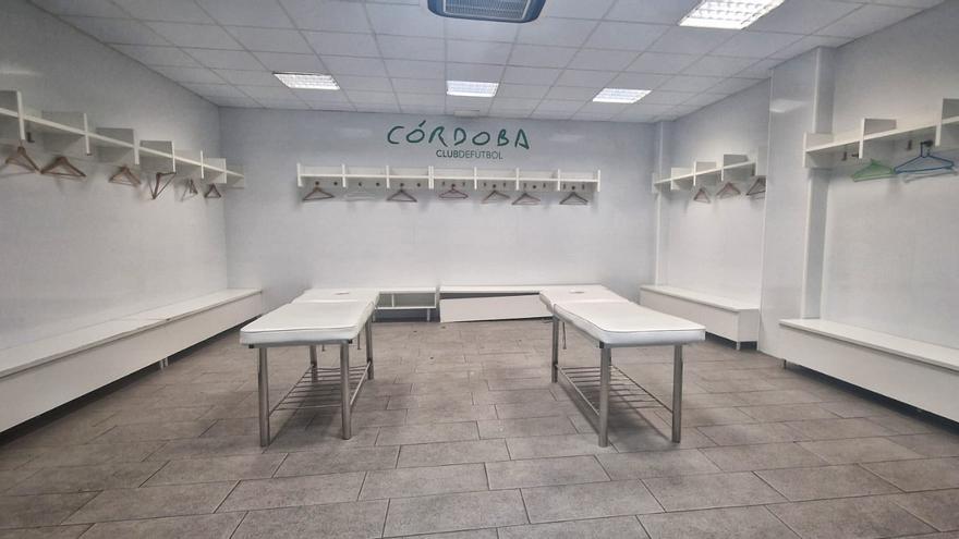 Así dejó el Real Oviedo su vestuario de El Arcángel tras el empate en Córdoba: “Esto no es lo habitual”