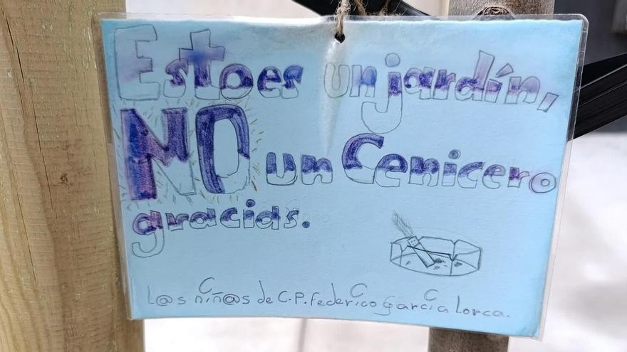 La denuncia de unos escolares de Gijón por las colillas que se encuentran a la puerta del colegio