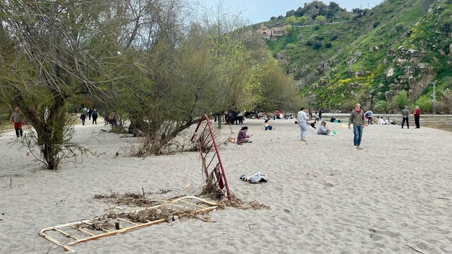 La otra cara de la playa que ha ‘aparecido’ en Toledo tras las riadas: basura y contaminación