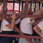 ¿Cómo afecta a la espalda de los costaleros la carga de kilos de los pasos en Semana Santa?