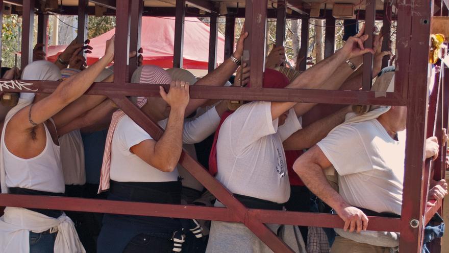 ¿Cómo afecta a la espalda de los costaleros la carga de kilos de los pasos en Semana Santa?