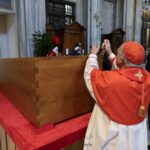 El entierro del papa Francisco se produjo ante sus familiares y el camarlengo