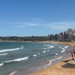 VÍDEO: Jornada intensa de calor en Gijón con termómetros que pasan de los veinte grados