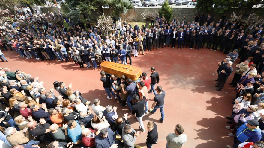 Las desgarradoras palabras de la hija de uno de los mineros fallecidos en el funeral de Villablino: «Santa Bárbara se equivocó, pero no la culpo, yo también querría tener a mi lado a los mejores»