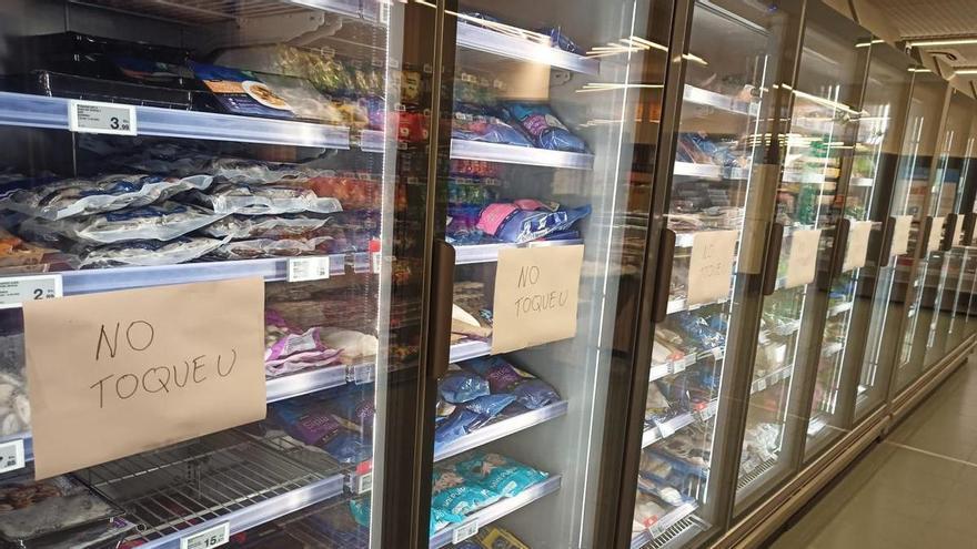 Los súpers retiran contrarreloj la comida que ha quedado en mal estado por el apagón