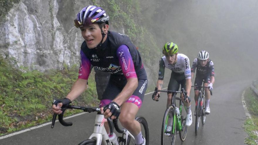 El castrillonense Hugo de la Calle, tras colocarse segundo en la general de la Vuelta Ciclista a Asturias: «Se puede soñar con el ciclismo asturiano»