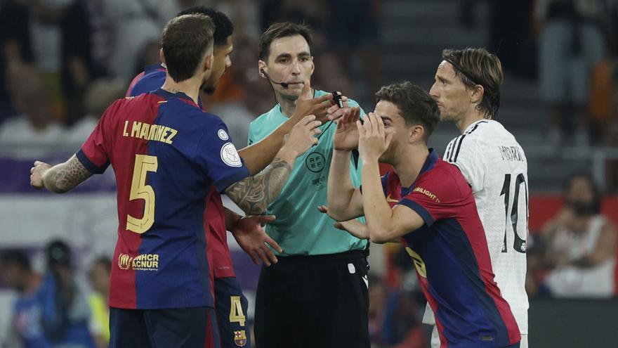 El VAR González Fuertes dio una vida extra a un Real Madrid que exigió su cabeza