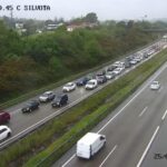 Caos total en la Y: tres accidentes con un herido, diez vehículos siniestrados y un atasco de más de 10 kilómetros