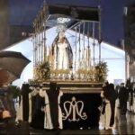VÍDEO: Suspenden la procesión de la Soledad en Avilés por motivos meteorologicos