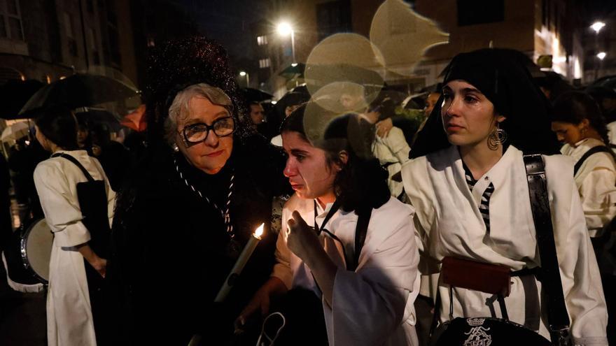 Llanto sin consuelo entre los cofrades de Avilés: la lluvia suspende la procesión de la Soledad, que dejó a la Virgen bajo la carpa de la Merced tras un fuerte aguacero