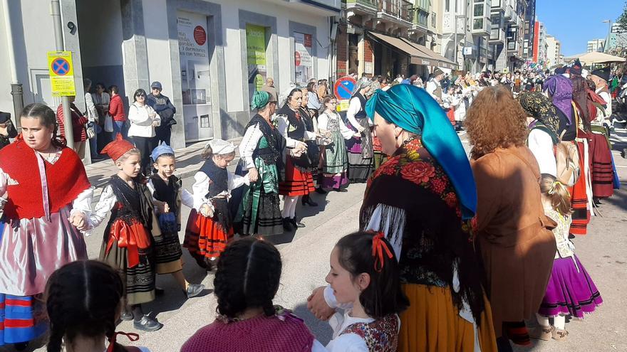 La Danza Prima de El Ventolín engrandece la fiesta vespertina de los Güevos Pintos
