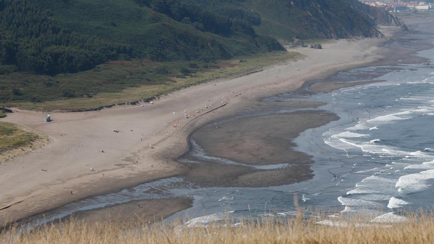 Rescatan a seis navegantes de un velero a la altura de Bayas, en Castrillón