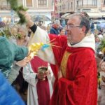 Bendición de ramos en el soportal de la iglesia parroquial de Cangas de onís