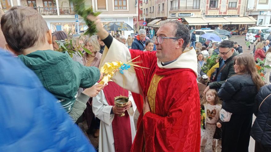 Bendición de ramos en el soportal de la iglesia parroquial de Cangas de onís