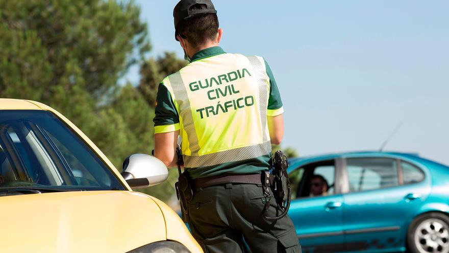 La Guardia Civil se pone seria y alerta: vigilará que hagas este gesto al volante siempre