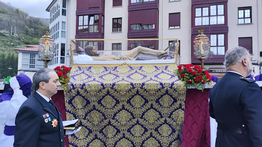 Procesión fallida en Cangas: Un chubasco obliga a regresar a la basílica pocos minutos después de la salida