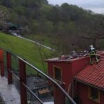 Incendio en la chimenea de una casa en Lliberdón (Colunga)
