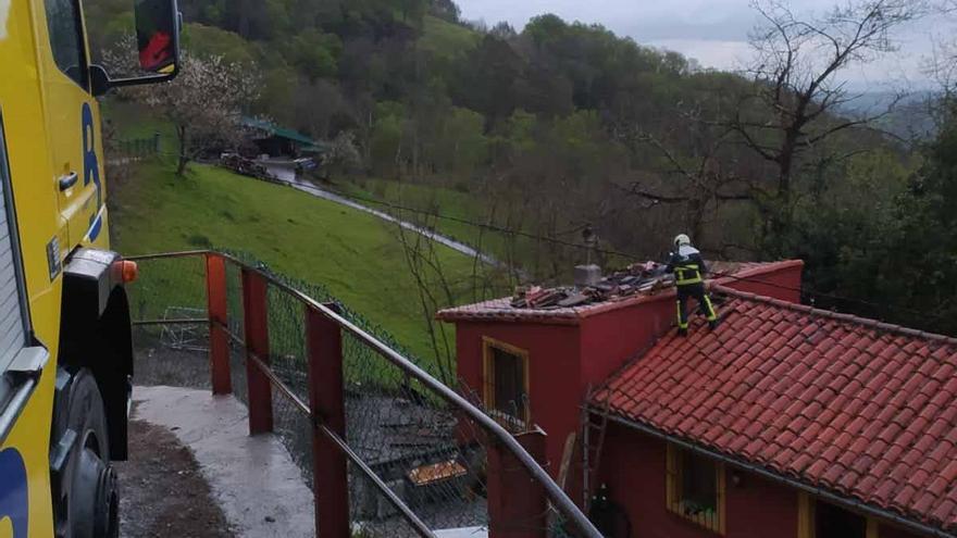 Incendio en la chimenea de una casa en Lliberdón (Colunga)