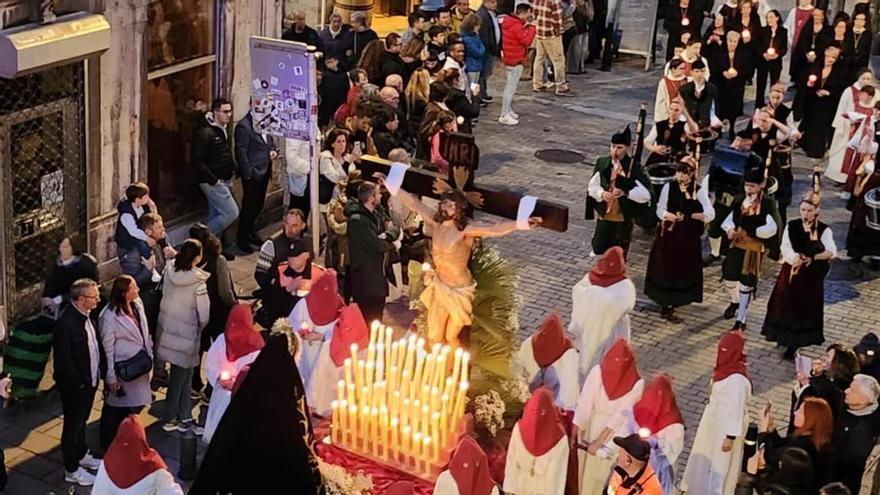 La procesión de La Soledad llena Cangas de Onís