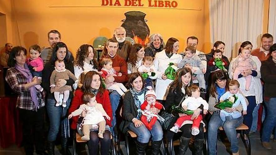 Los bebés de Coaña llegan con un libro bajo el brazo: este sábado tendrá lugar el singular acto de apadrinamiento lector