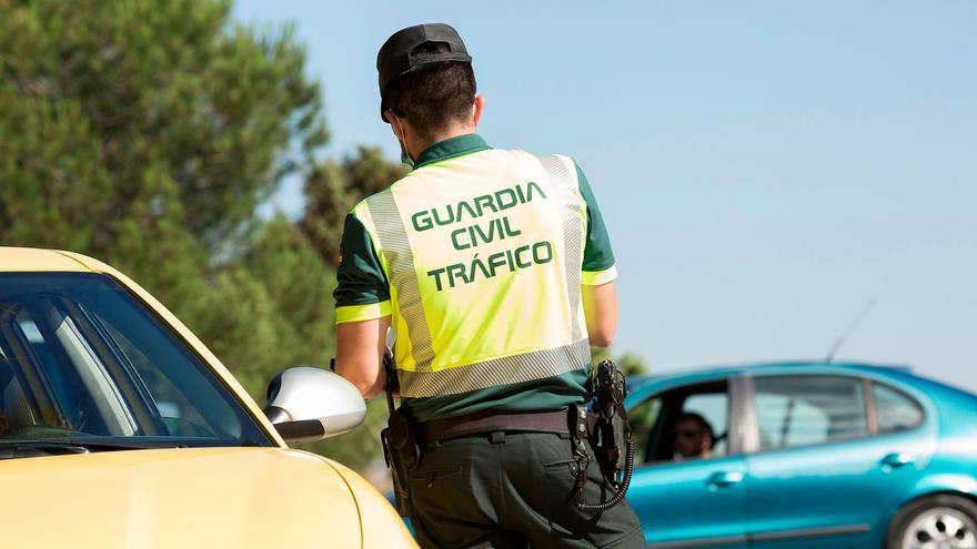 La Guardia Civil ya para y extrema la vigilancia el asiento del copiloto del coche: sanciones de hasta 500 euros