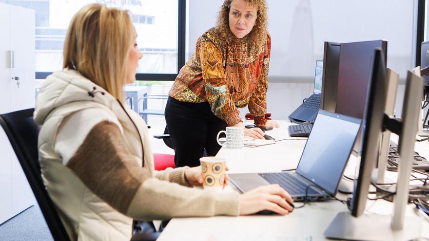 Las mujeres directivas se acercan al salario de los hombres, pero les sigue costando mucho llegar a la cima
