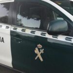 Pillan a un joven de 23 años conduciendo sin carné en Piloña y se da a la fuga embistiendo el coche de la Guardia Civil