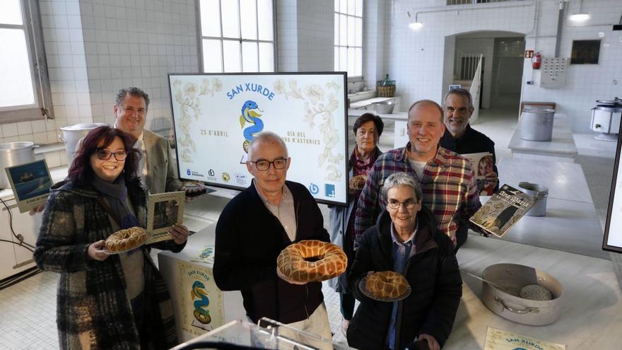 Asturies endulza la festividá de San Xurde regalando rosques de pan colos llibros