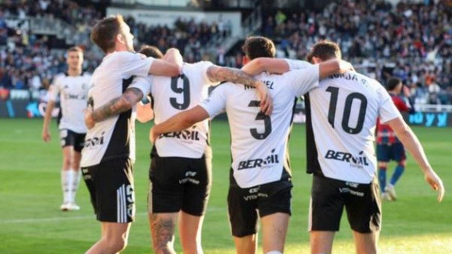 Resumen, goles y highlights del Burgos CF 2-1 Huesca de la jornada 34 de LaLiga Hypermotion