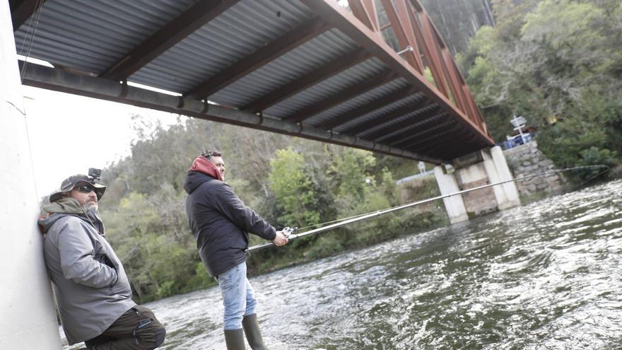 Segunda jornada de pesca infructuosa en los ríos asturianos, sin campanu: «No se ven salmones»