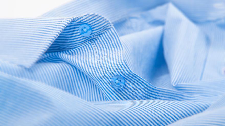 De qué sirve el botón de la camisa que tienes en la etiqueta y que estás usando mal