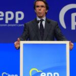 Aznar carga contra Sánchez y pide ante Von der Leyen que Bruselas actúe «para asegurar el Estado de derecho» en España