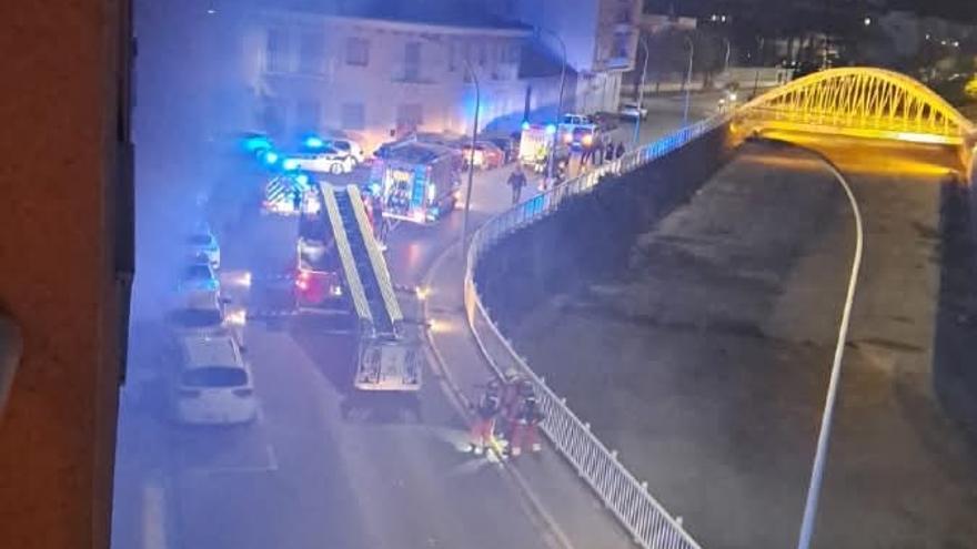 Desalojan un edificio en Gandía por un incendio y preparan el realojo de las familias