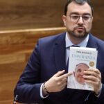 Críticas a que Industria no tenga consejería propia, una lectura de la biografía del Papa y un error de Barbón: así fueron las preguntas al Presidente