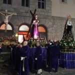 Devoción y solemnidad en la noche del Viernes Santo en Ribadesella