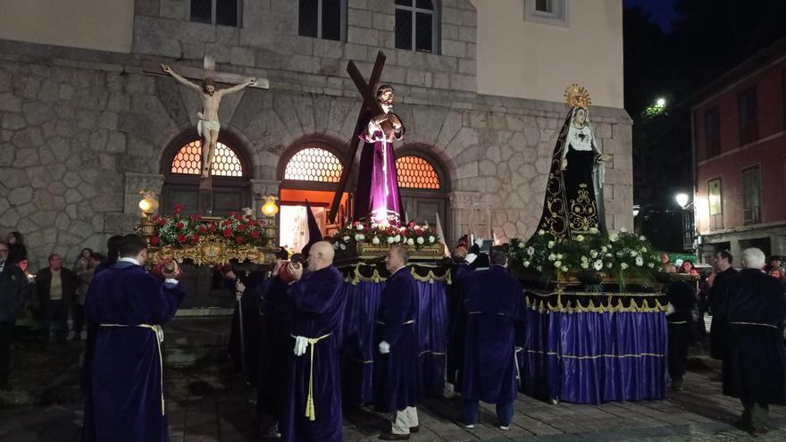 Devoción y solemnidad en la noche del Viernes Santo en Ribadesella