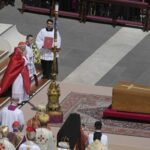 Francisco llega vivo a su funeral