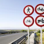 Algunas de las señales de tráfico más extrañas que te puedes encontrar en España