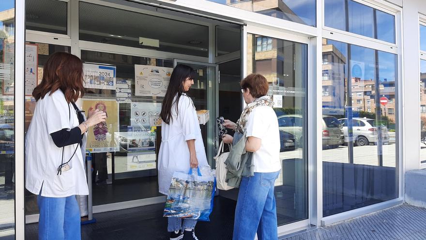 Siero vive una jornada de caos entre tiendas cerradas y colas para repostar