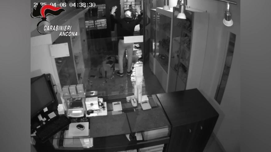 La Policía italiana sorprende ‘in fraganti’ a dos ladrones de joyería en pleno robo