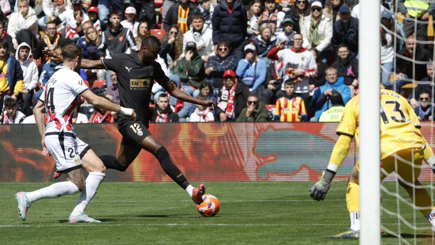 Rayo y Valencia empatan en Vallecas y se alejan tanto de Europa como del descenso