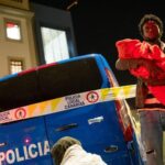 Inmigrantes se atrincheran en el interior de un centro de acogida de Santa Cruz de Tenerife