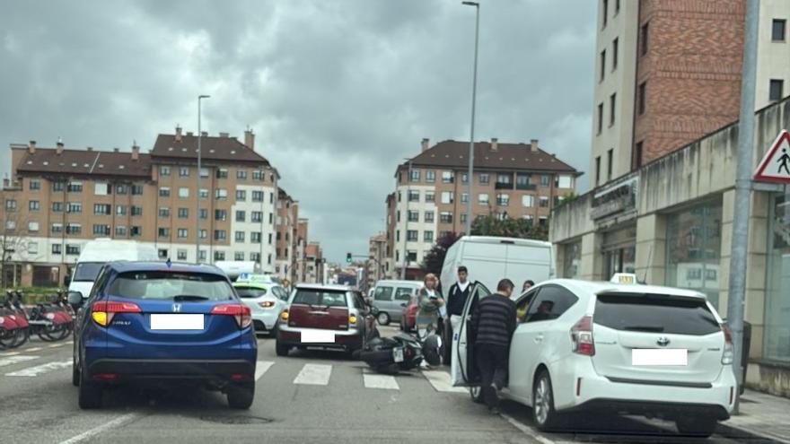 Un motorista se accidenta en Gijón tras dar un frenazo para evitar golpear a un peatón