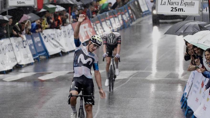 Espectacular victoria de Iván García Cortina en la segunda etapa de la Vuelta Ciclista a Asturias, que cambia de líder