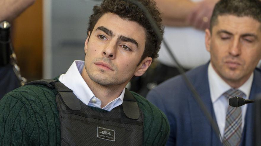 Luigi Mangione, acusado formalmente de asesinato con arma de fuego y tres cargos más