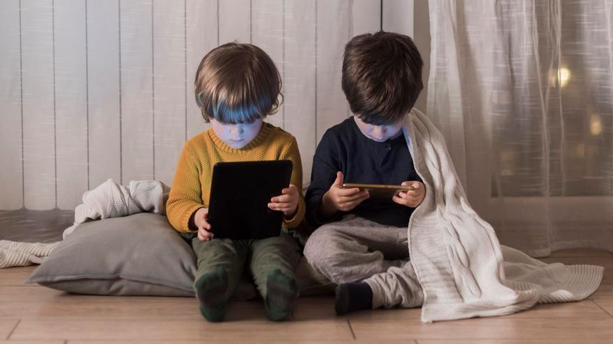 Si dejas que tu hijo menor de 6 años vea dibujos animados, lo estás haciendo mal: así afectan las pantallas a su cerebro