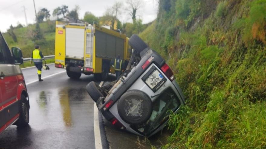 Herida una conductora al volcar con su todoterreno en Tineo