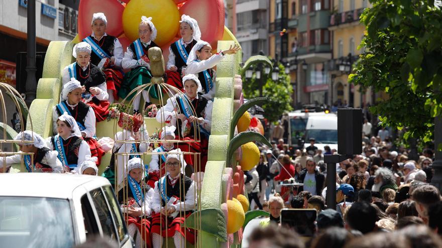 El Bollo, una tradición que alimenta las ganas de fiesta de multitudes en Avilés