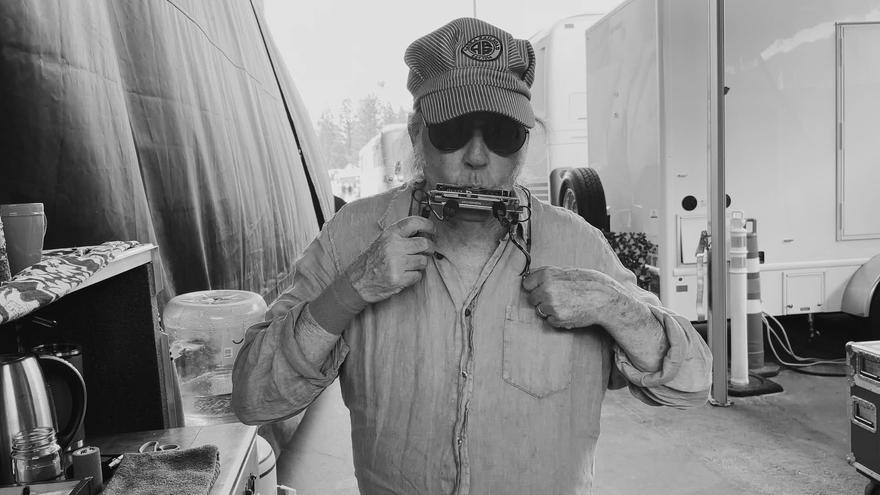 Neil Young se basta y sobra para conmover en ‘Coastal’, un radical disco en directo